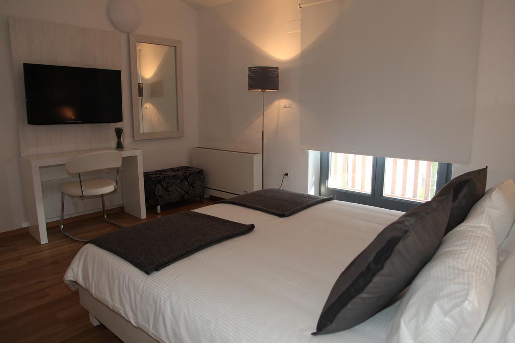 Boutique Hotel Dvor Dobrovo Quarto foto