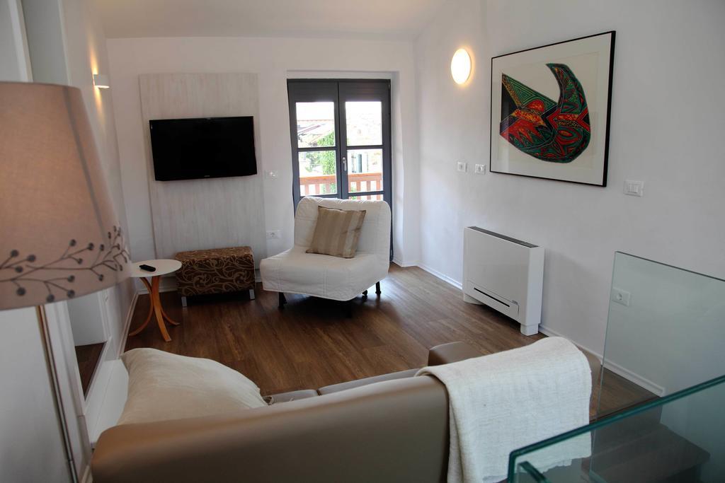 Boutique Hotel Dvor Dobrovo Quarto foto