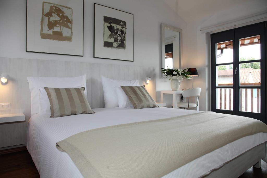 Boutique Hotel Dvor Dobrovo Quarto foto