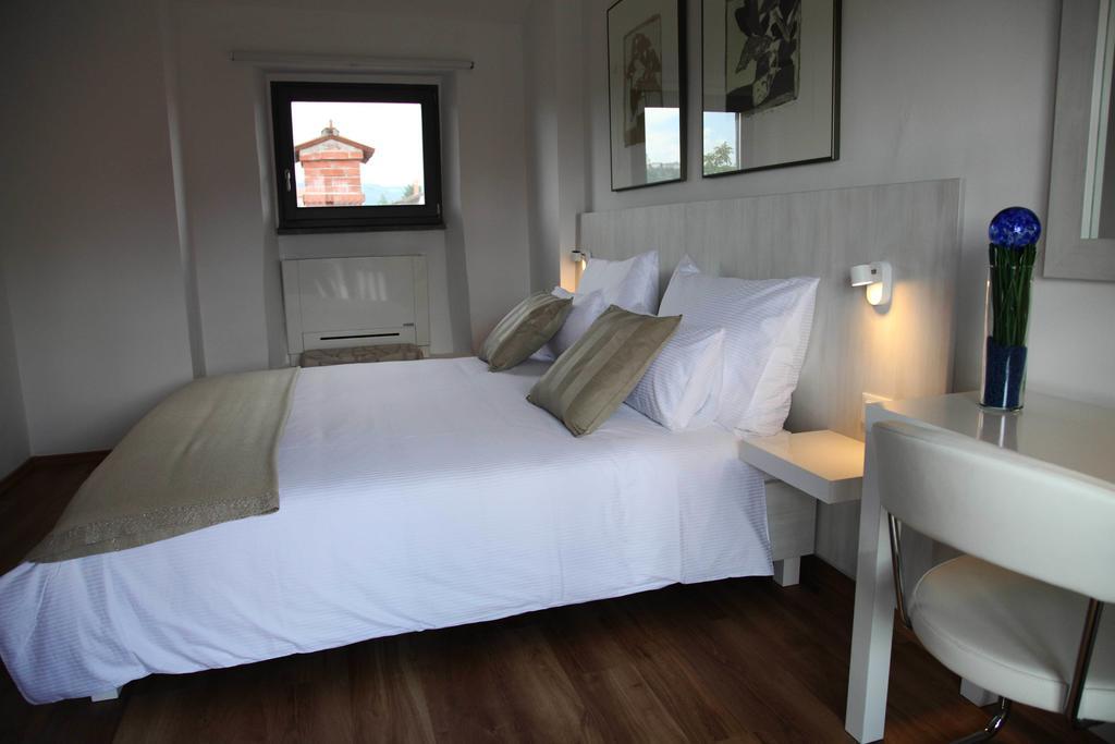 Boutique Hotel Dvor Dobrovo Quarto foto